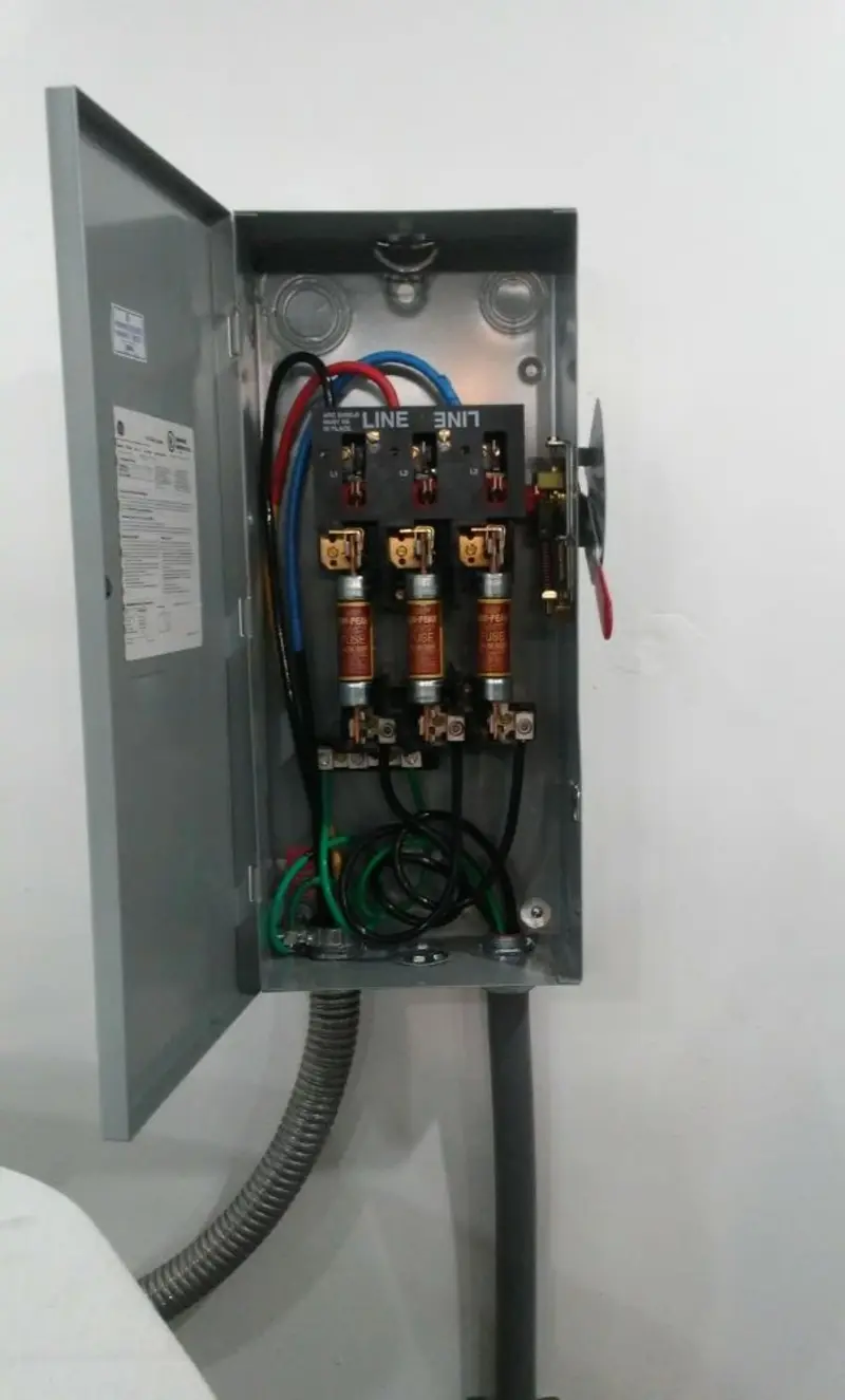 Three-phase disconnect switch installed for Smoke Detector Installation in Ava